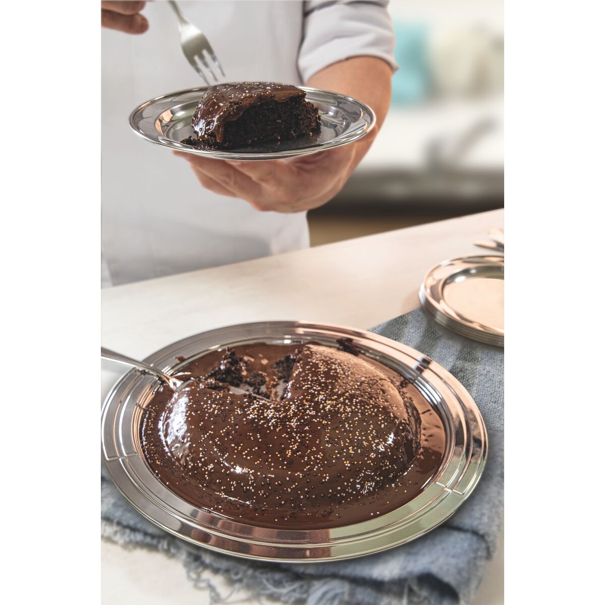 Tramontina Ciclo stainless steel cake dish with dome cover